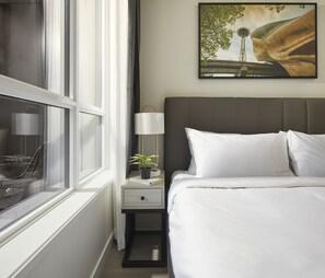 Pillowtop beds, in-room safe, individually decorated - Level Seattle Downtown - South Lake Union (Seattle)