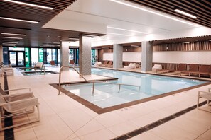室內泳池、室外泳池；24 小時開放；免費小屋、泳池傘