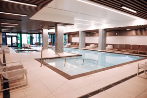 Una piscina techada, una piscina al aire libre, camas de piscina gratis