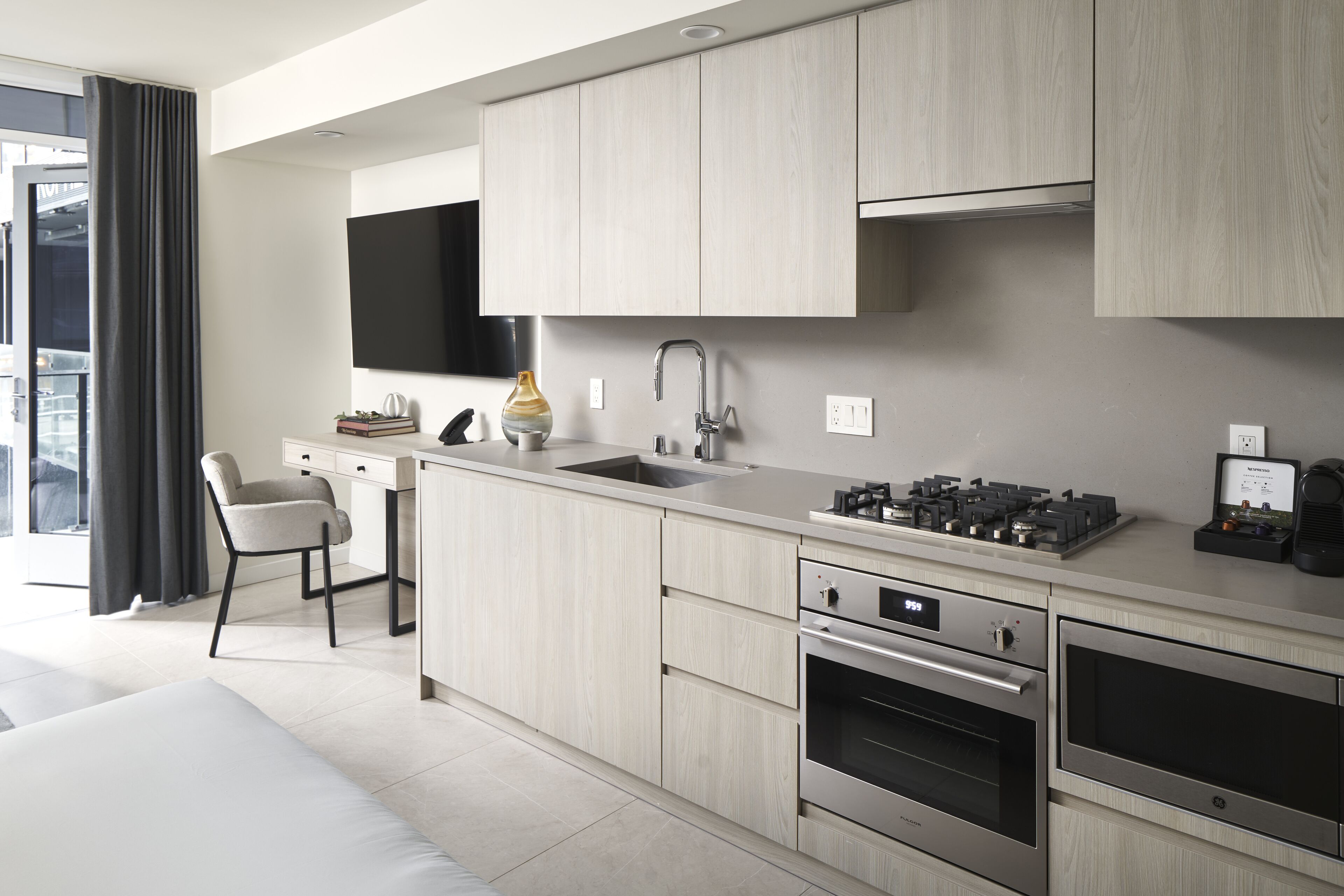 full-sized fridge, microwave, oven, stovetop