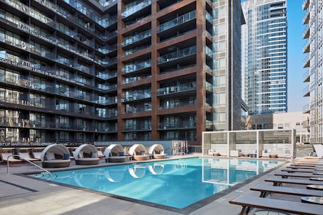 Una piscina techada, una piscina al aire libre, camas de piscina gratis