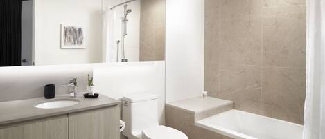Un baño moderno con inodoro, lavabo y bañera.
