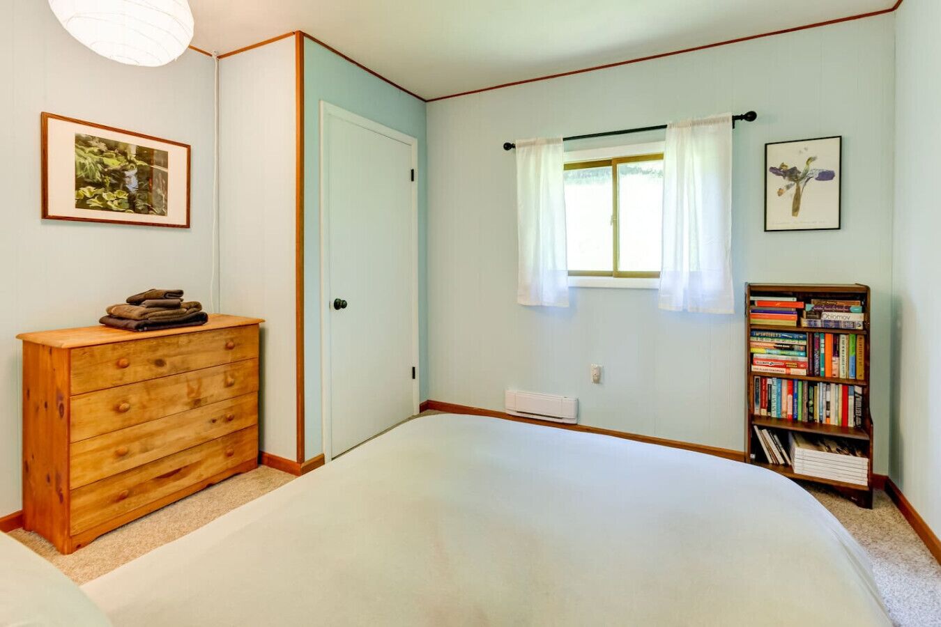 Desk, WiFi, bed sheets