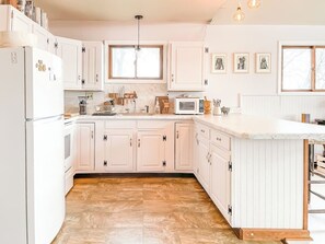 Fridge, microwave, oven, stovetop - Rustic 4 Season Cabin Getaway with Stunning Mountain Views (Hamden)