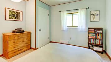 2 bedrooms, desk, WiFi, bed sheets