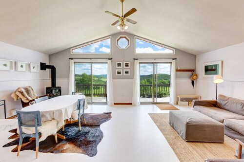 Rustic 2BR Summer Cabin Getaway with Stunning Mountain Views