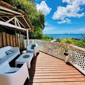 Terrace/patio - Rêves de Soleil: Summer Sunset Lodge with exceptional view of the bay (SAINTE-ANNE)