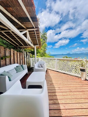 Terrace/patio - Rêves de Soleil: Summer Sunset Lodge with exceptional view of the bay (SAINTE-ANNE)