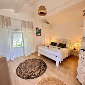 2 bedrooms, iron/ironing board, free WiFi, bed sheets - Rêves de Soleil: Summer Sunset Lodge with exceptional view of the bay (SAINTE-ANNE)