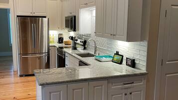 Frigorífic, microones, forn i placa de cuina