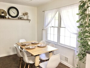 Dining - Quiet house near Downtown Woodstock (Woodstock)