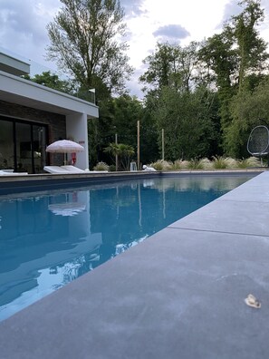 Outdoor pool, a heated pool - Villa Brisson (Léognan)