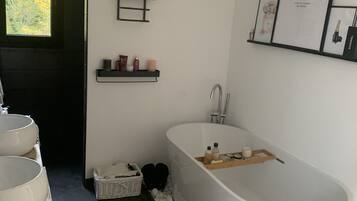 Ensemble douche/baignoire, sĂšche-cheveux, papier toilette