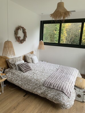 4 bedrooms, desk, iron/ironing board, WiFi