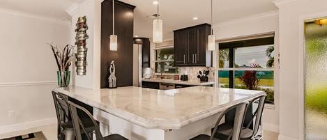 KĂŒhlschrank, Mikrowelle, Ofen, Herdplatte