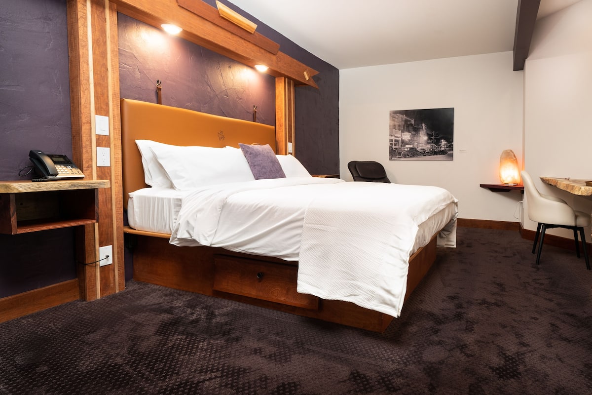 Quarto standard, 1 cama King | Roupas de cama premium, edredons de pluma, cortinas blackout