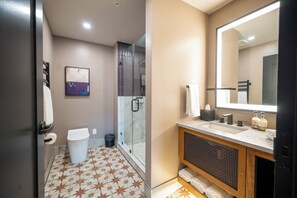 Executive Room | Bathroom | Free toiletries, hair dryer, bathrobes, towels - The Horton Hotel and Rooftop Lounge (Boone)