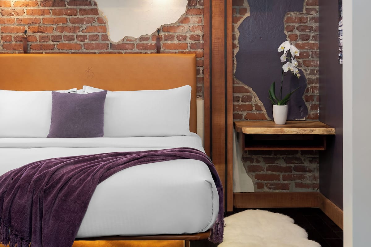 Habitación estándar, 1 cama de matrimonio grande | Ropa de cama de alta calidad, edredones de plumas, cortinas opacas