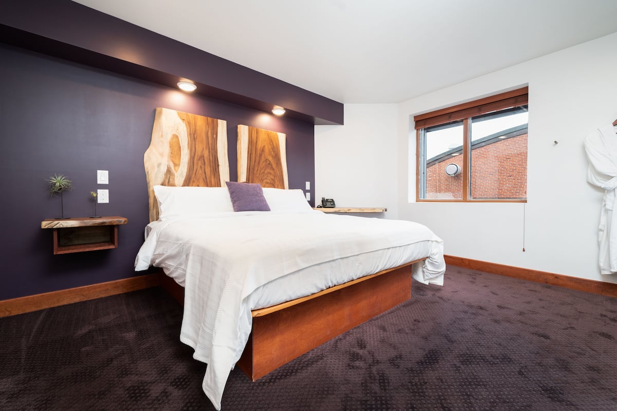 Quarto superior, 1 cama King, acessível | Roupas de cama premium, edredons de pluma, cortinas blackout