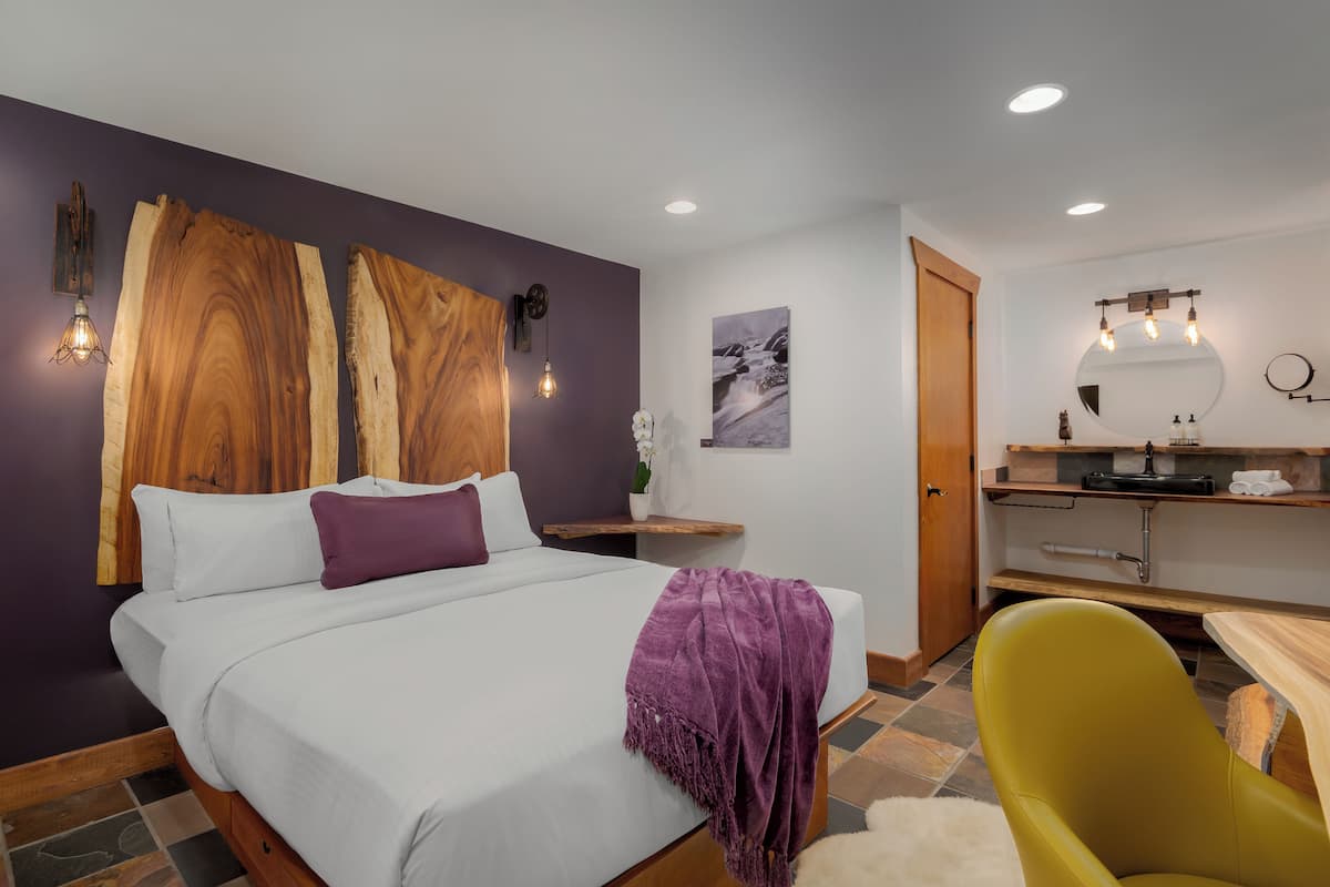 Habitación básica, 1 cama de matrimonio, planta baja | Ropa de cama de alta calidad, edredones de plumas, cortinas opacas