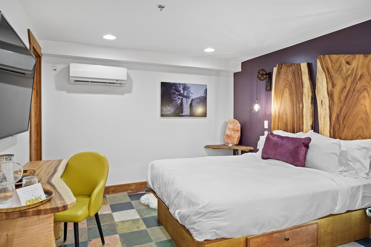 Quarto básico, 1 cama Queen, no piso térreo | Roupas de cama premium, edredons de pluma, cortinas blackout