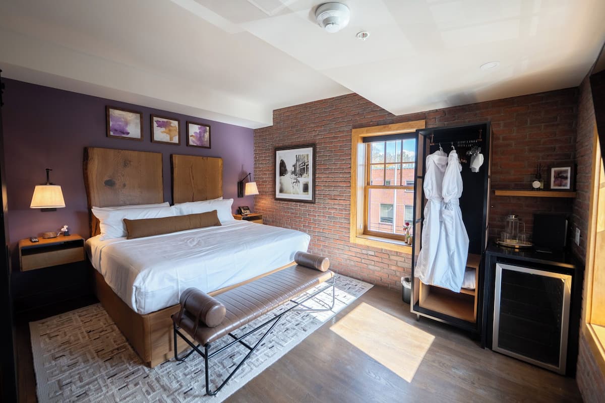 Executive Room | Premium bedding, down duvets, blackout curtains, iron/ironing board