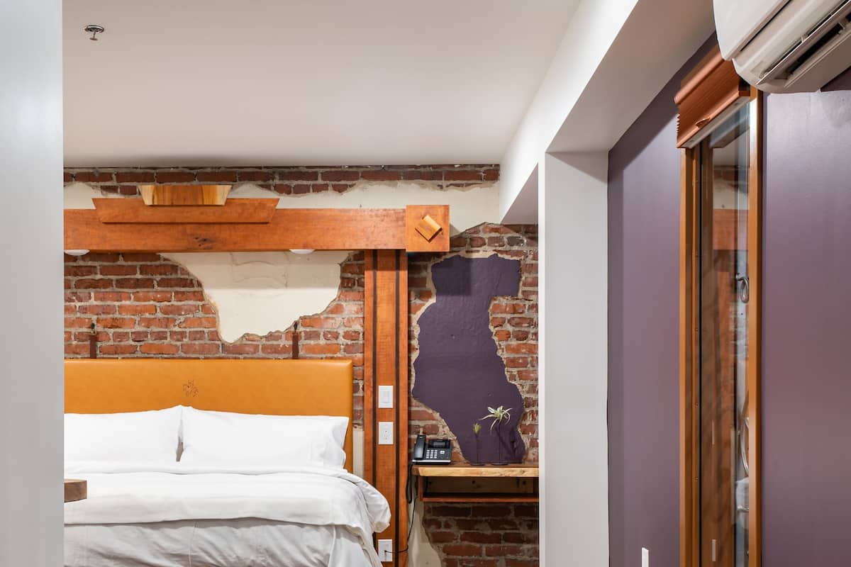 Quarto standard, 1 cama King | Roupas de cama premium, edredons de pluma, cortinas blackout