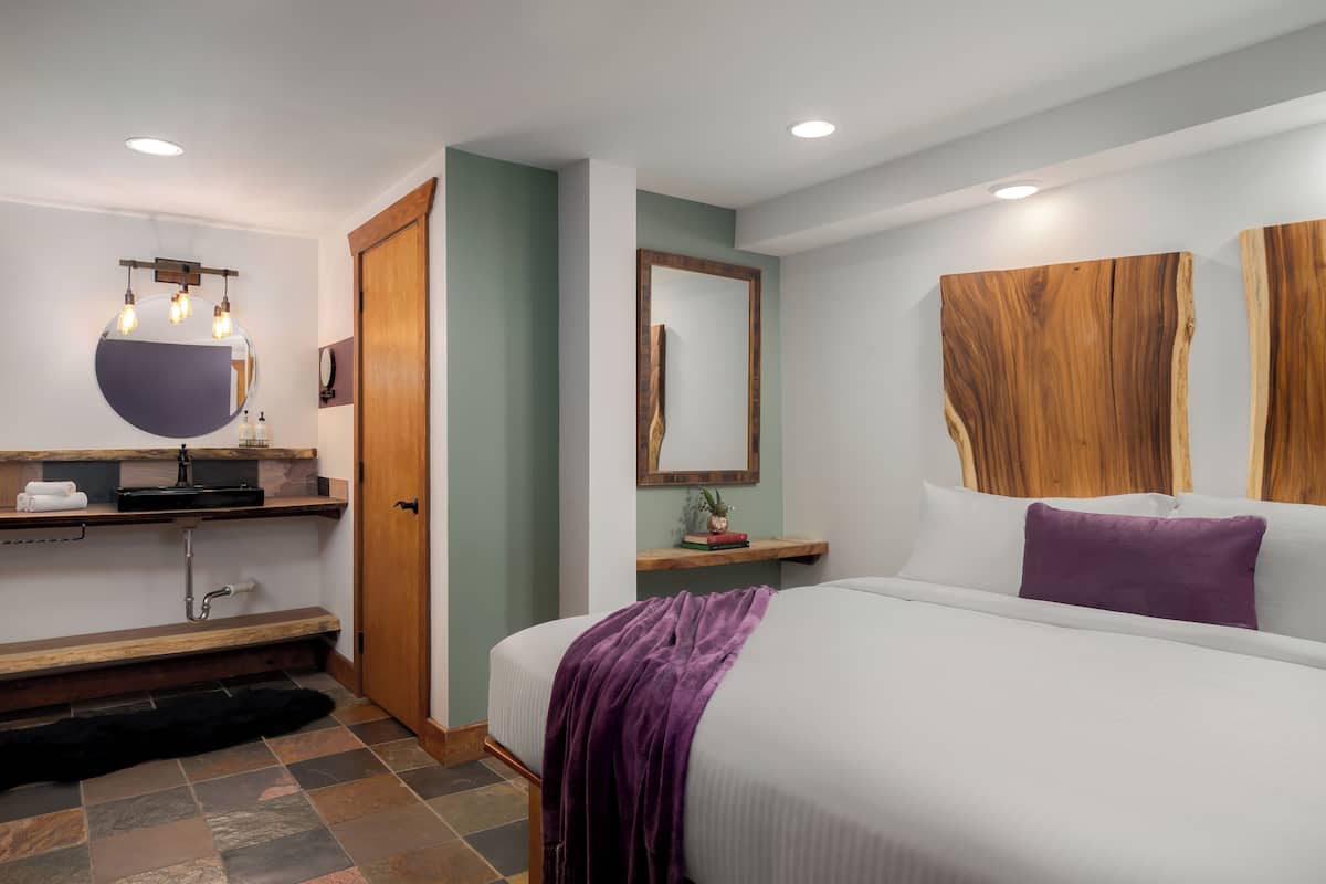 Habitación estándar, 1 cama de matrimonio grande, planta baja | Ropa de cama de alta calidad, edredones de plumas, cortinas opacas