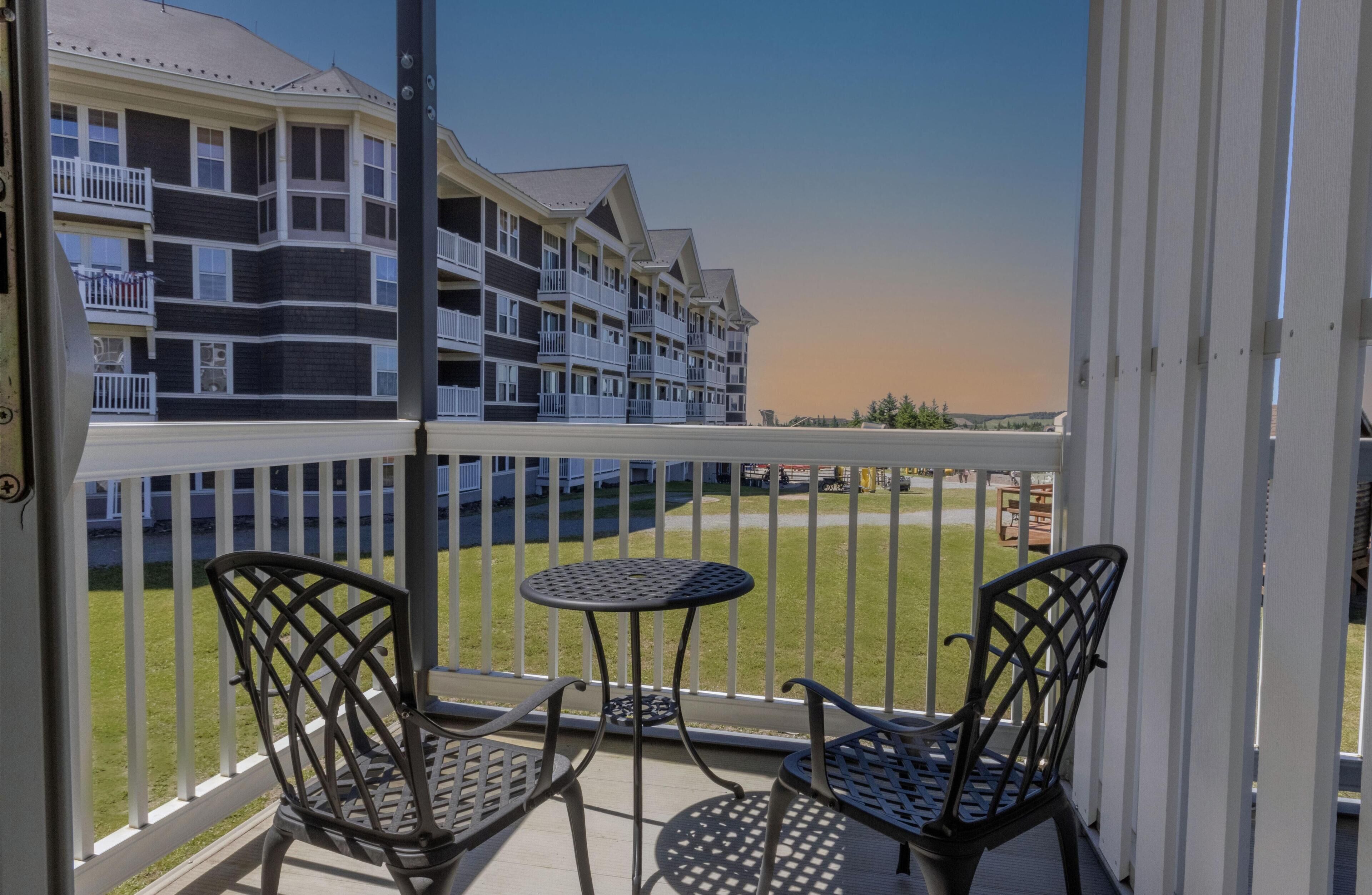 ML 212: Lovely lift views await you in this 1BR bike-in/out retreat!