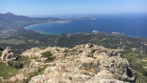 A coastal landscape with rocky terrain and a view of the sea. - A Casa Piatatella (Aregno)
