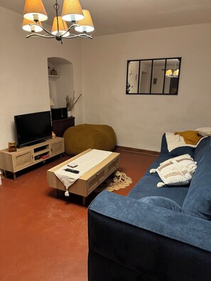 Télévision, cheminée, livres