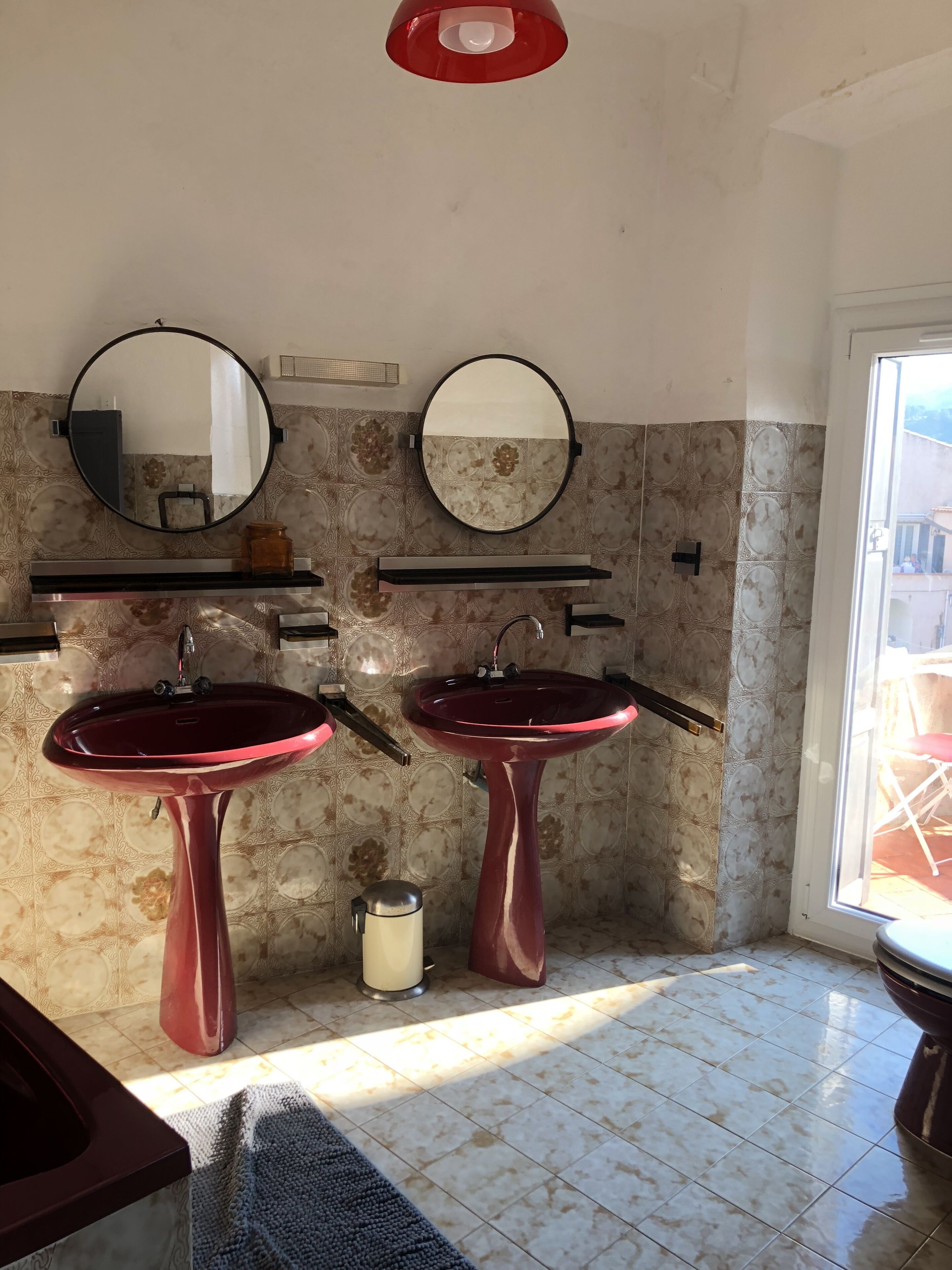 Een bad/douchecombinatie, handdoeken, zeep, toiletpapier