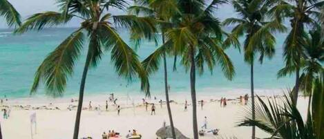 Beach nearby, sun-loungers, beach towels