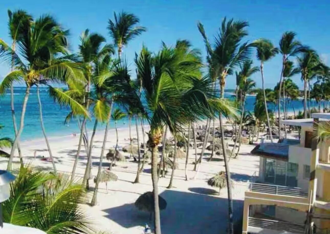 Nära stranden, solstolar och strandhanddukar