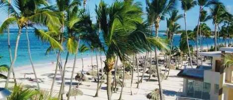 Beach nearby, sun loungers, beach towels