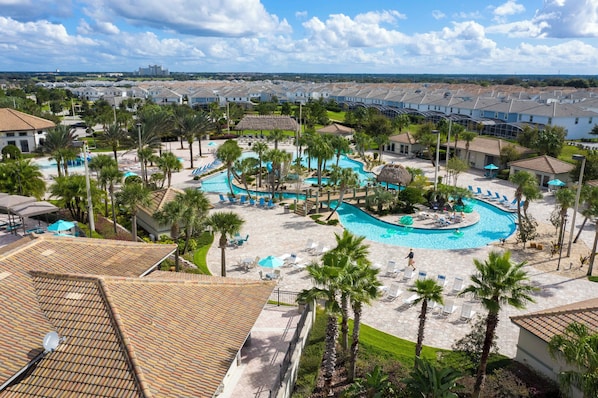 Ein Resort mit mehreren Swimmingpools, Palmen und Blick auf die umliegende Gegend.