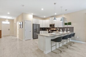 Fridge, microwave, oven, stovetop - 1509 MC - Exquisite 8BR Villa with Pool & Games (Four Corners)