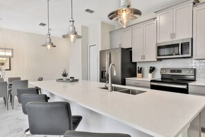 Microondas, horno, parrilla de estufa y lavavajillas 