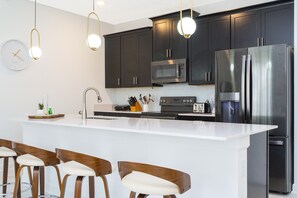 冷蔵庫、電子レンジ、オーブン、コンロ