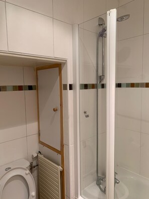 Baignoire, sèche-cheveux, serviettes fournies