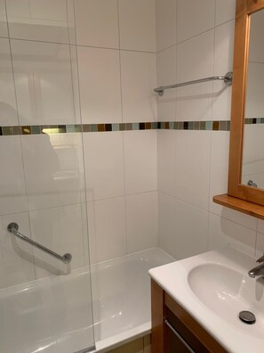 Badewanne, Haartrockner, Handtücher