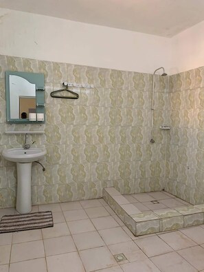 Doccia, bidet, asciugamani, sapone