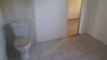 Douche, bidet, serviettes fournies, savon