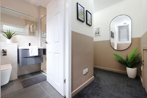 Dusche, Haartrockner, Handtücher