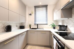 Fridge, oven, stovetop, dishwasher - Splendid Apartment near City Centre (Edinburgh)