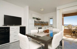 Kjøleskap, kokeplater, oppvaskmaskin og kaffetrakter/tekoker