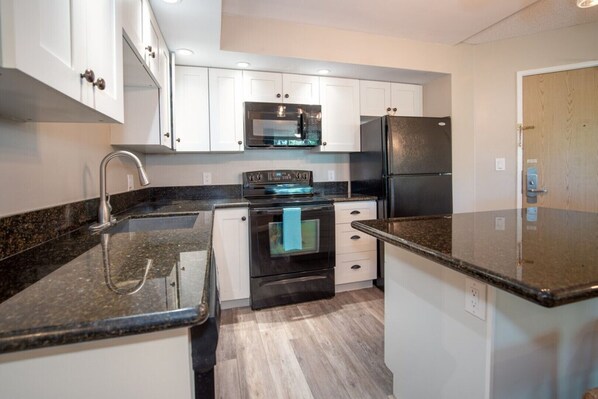 Private kitchen - Renovated Penthouse Studio (Kihei)