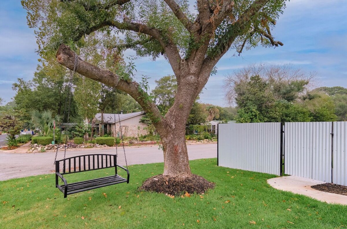 Photo 3 of Prime Location 4 bedroom South Austin