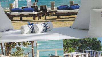 Plage, chaises longues, serviettes de plage