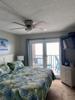 2 bedrooms, free WiFi, bed sheets - Beachfront Large Private Balcony Top Floor! Chairs, umbrella in storage room. (Gulf Shores)